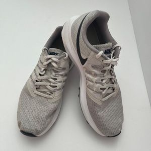 NIKE Run Swift Women's Athletic Sneakers | Size 11 | Gray